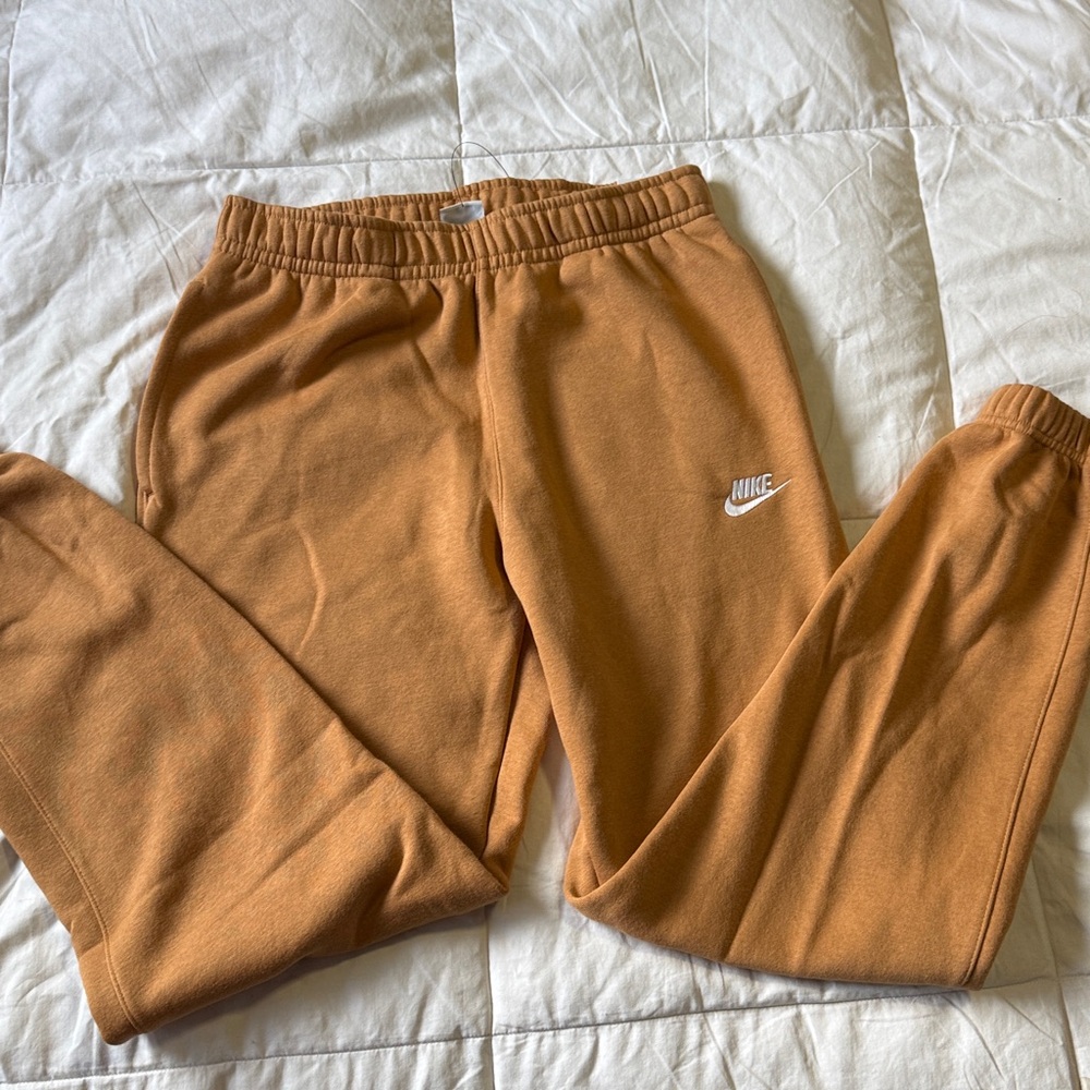 Nike classic Jogger Pants in Warm Brown - Picture 3 of 5